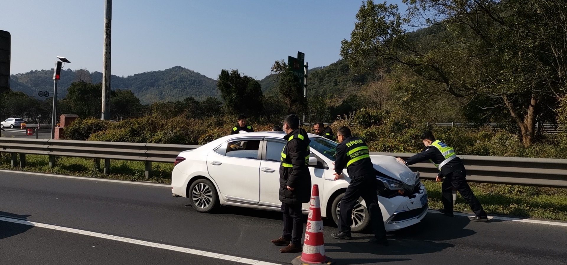 1644304541495104.jpg 2月5日二車追尾事故車現場毛洪迅.jpg