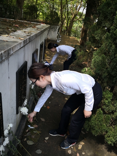 圖為敬獻鮮花_副本.jpg